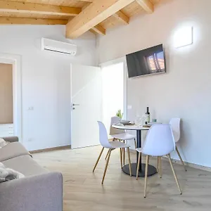 https://la-corte-di-scanzo.it-lombardy.com